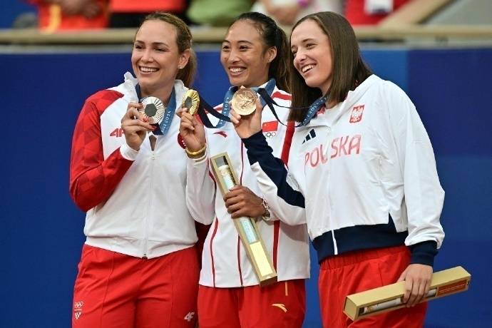 2025年WTA500伦敦站：玛利亚创造历史，郑钦文遗憾错失冠军