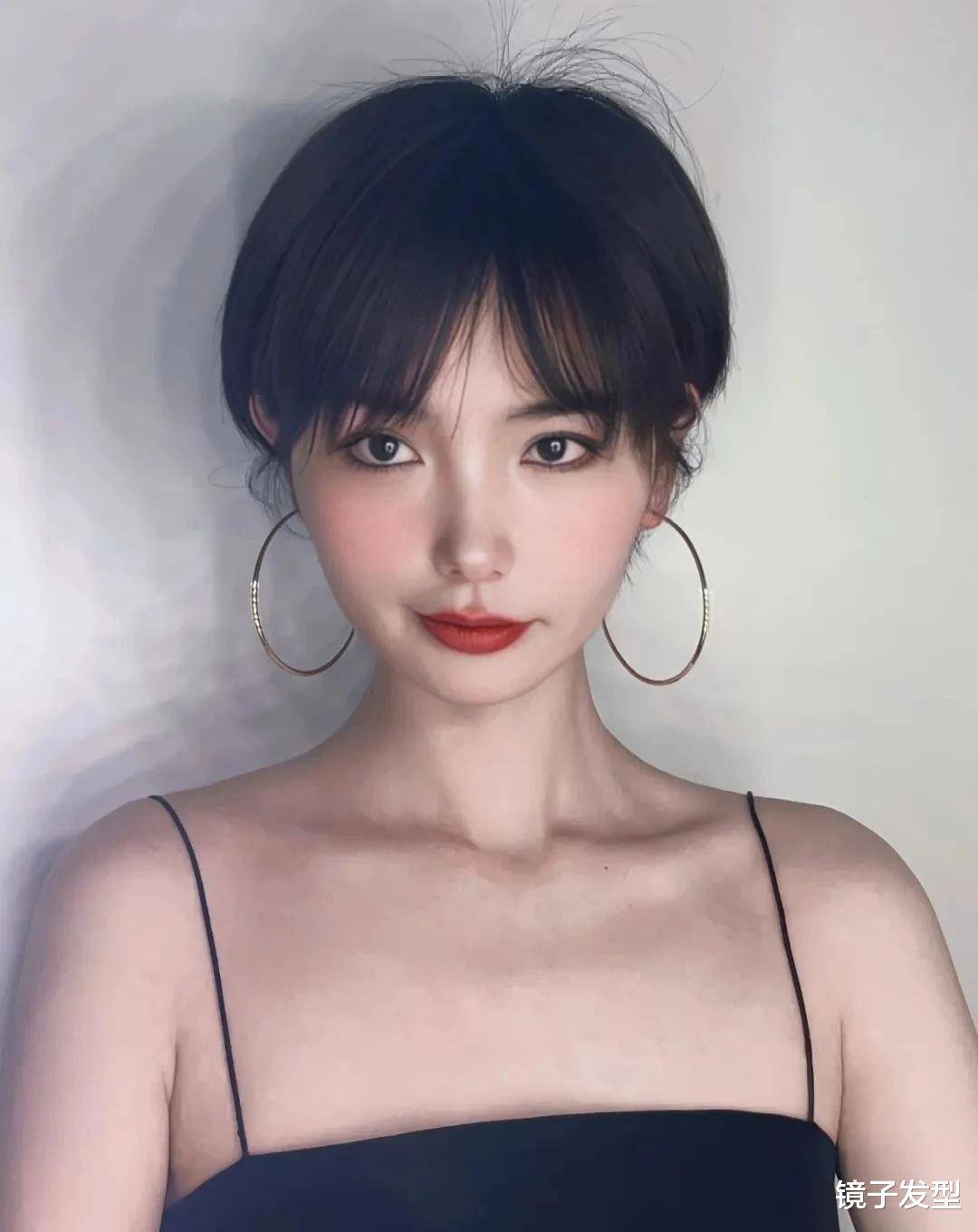 对于圆脸的女性来说挂耳短发可以有效地拉