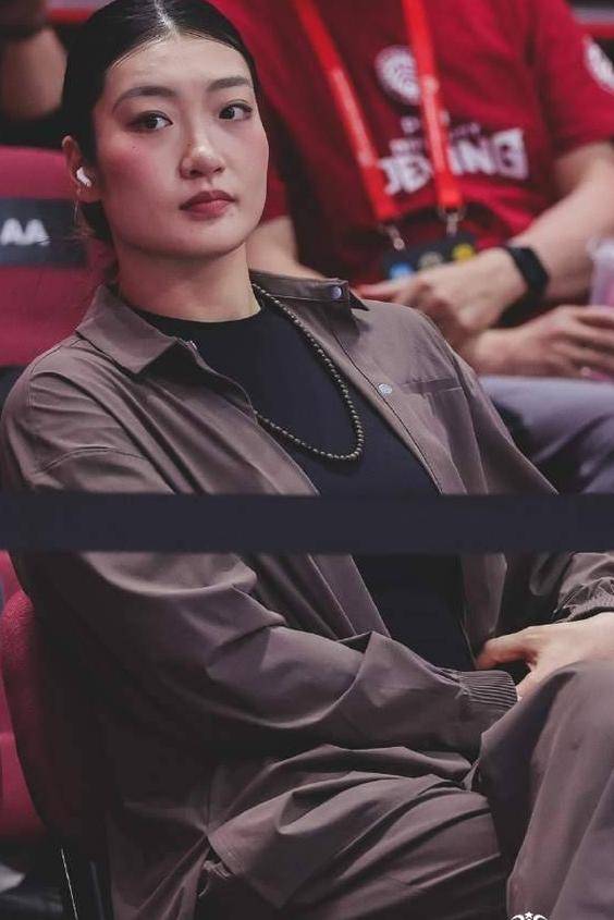 李梦离队引发热议：纪律与实力，谁才是女篮胜利的关键？