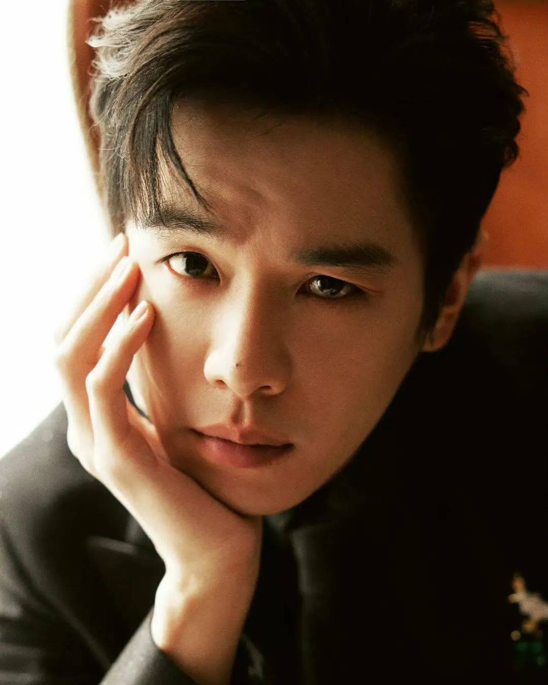 张若昀,随性自然,阳光帅气硬朗型男