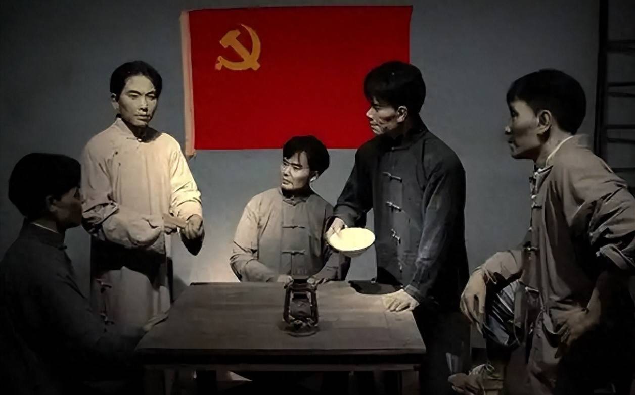 广东小伙加入地下党,生怕家人知道,建国后才知:亲哥哥是代号10