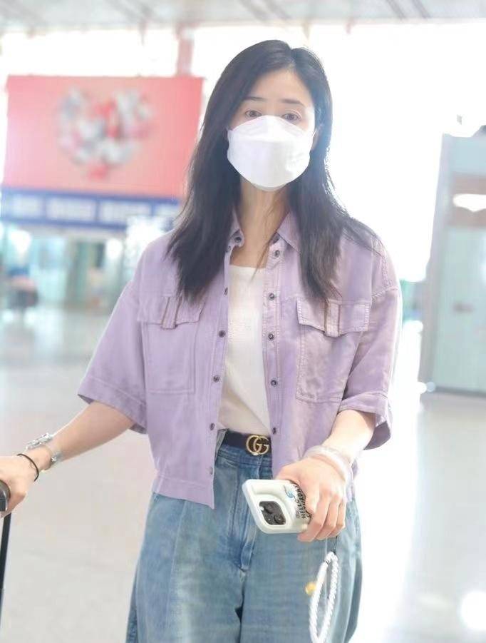40岁蒋欣现身机场,紫色短袖外套配阔腿裤,休闲减龄又显瘦!