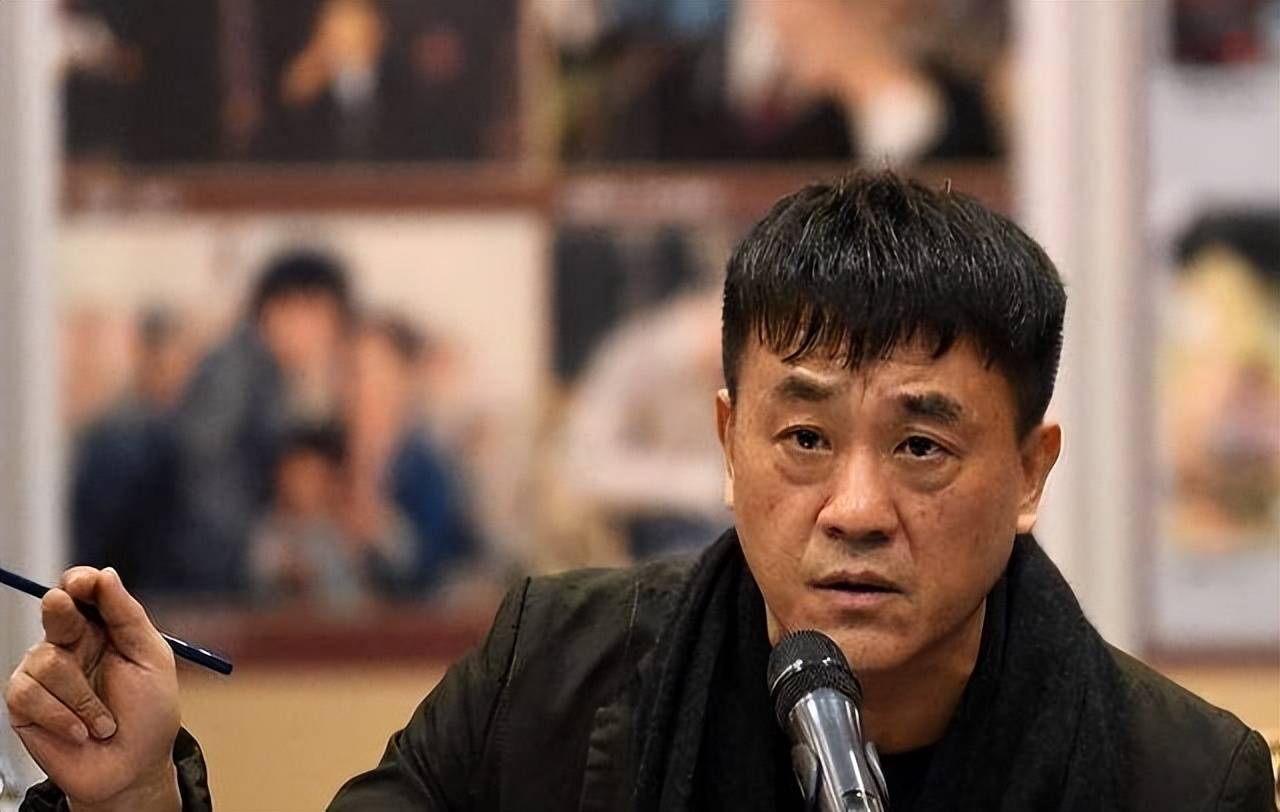 何冰:结婚几十年零绯闻!看看妻子是谁,就知道他为何不敢乱来了