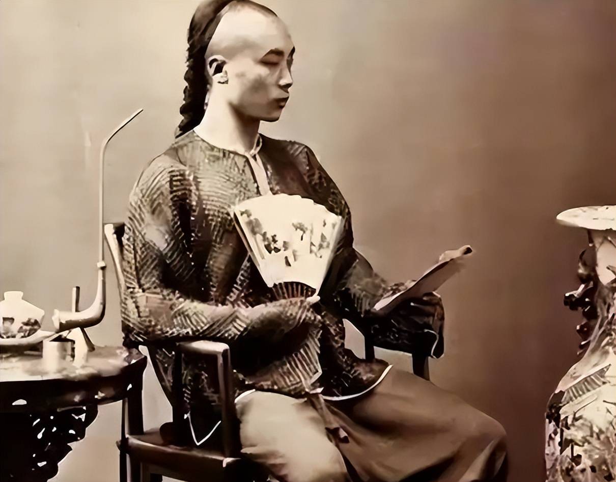 清朝男人的辫子有多脏?英国的一位美女回忆:想吐,吃饭难以下咽