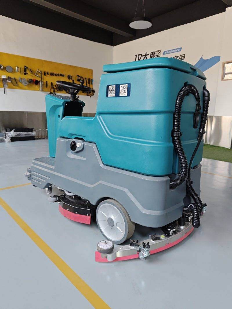 驾驶式洗地车如何重塑大型空间清洁标准?