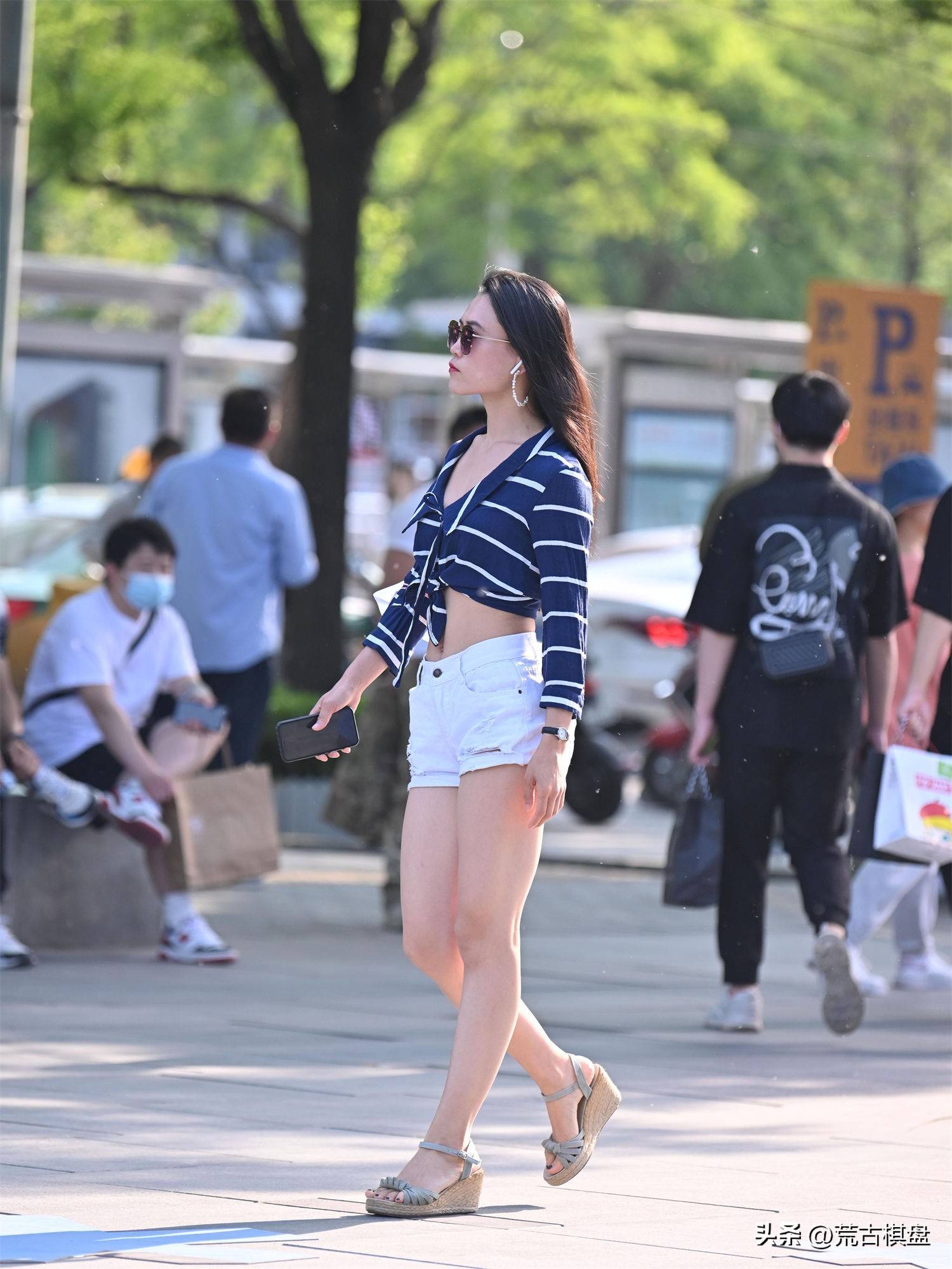 一字带坡跟凉鞋,搭配白色短裤,破旧设计增添独特魅力