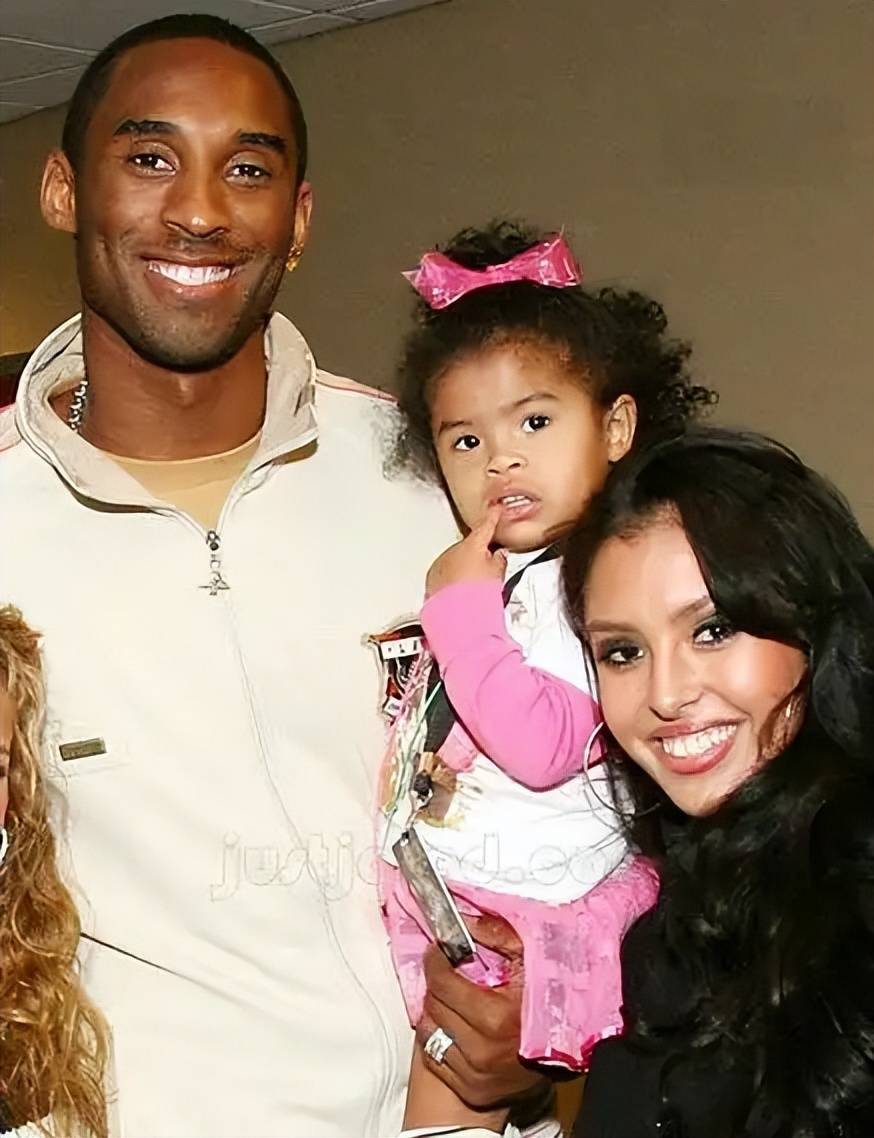 久违了!瓦妮莎晒全家福,庆祝父亲节快乐,一家人深切怀念科比