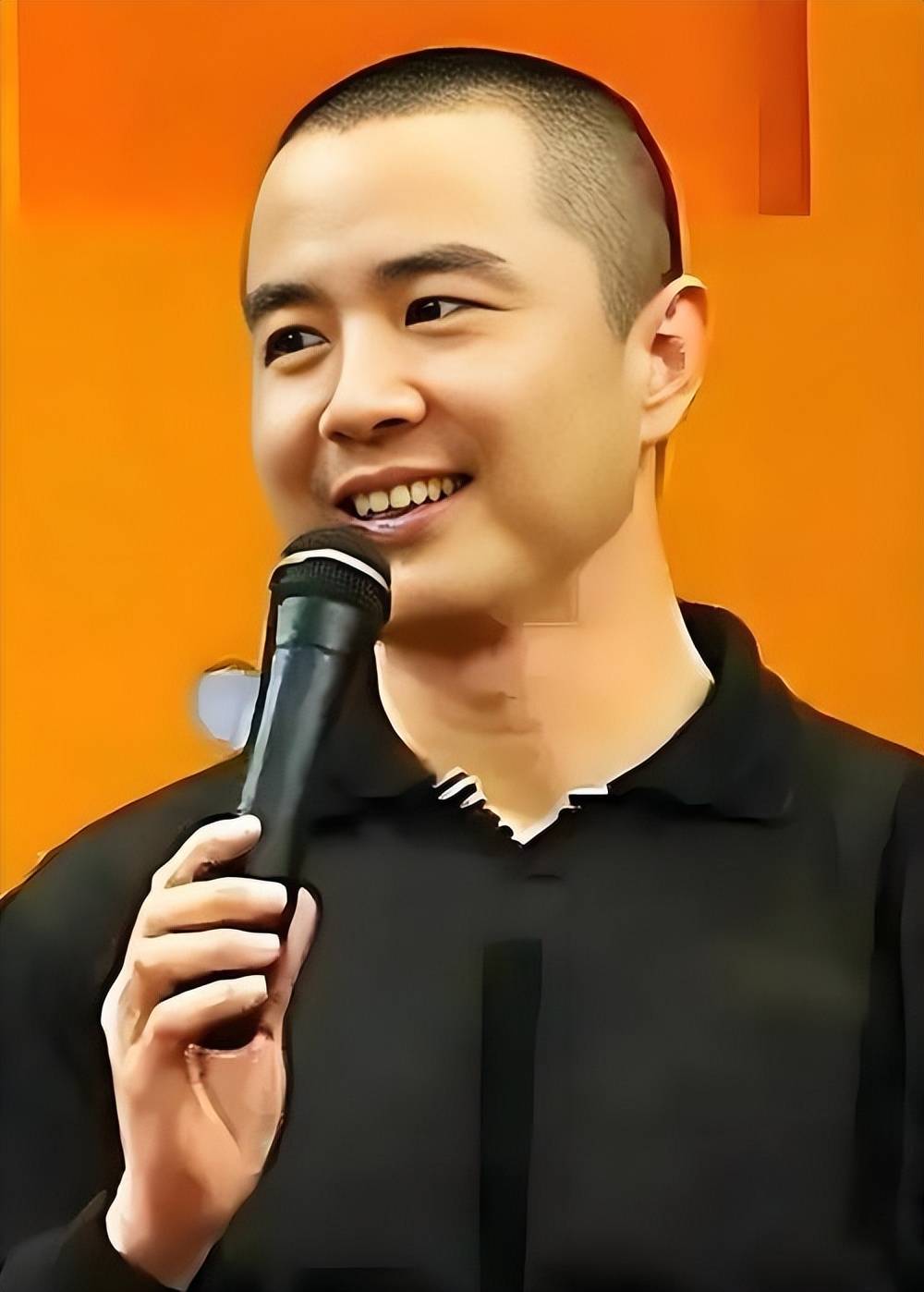 原创徐少华近况娶导演杨琨为妻67岁发福变化大依靠商演赚取收入