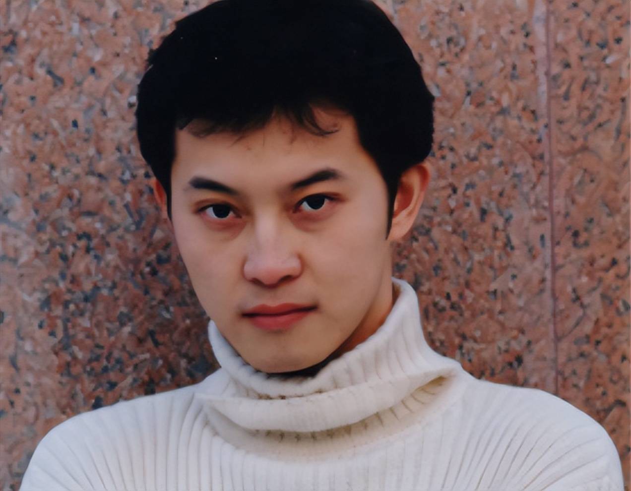 沙溢:靠白展堂一角爆火,与胡可恩爱14年不离不弃,生活快乐美满