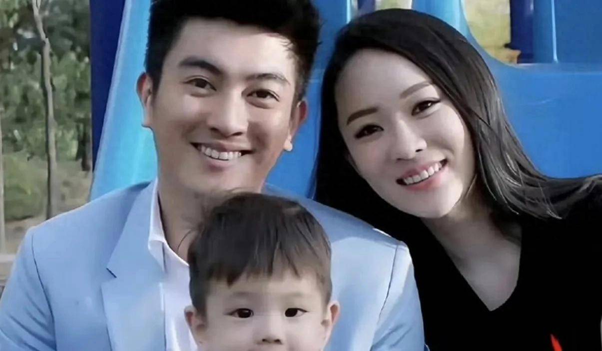 霍思燕杜江参加儿子毕业典礼,霍思燕手捧鲜花,贵妇穿搭气场强