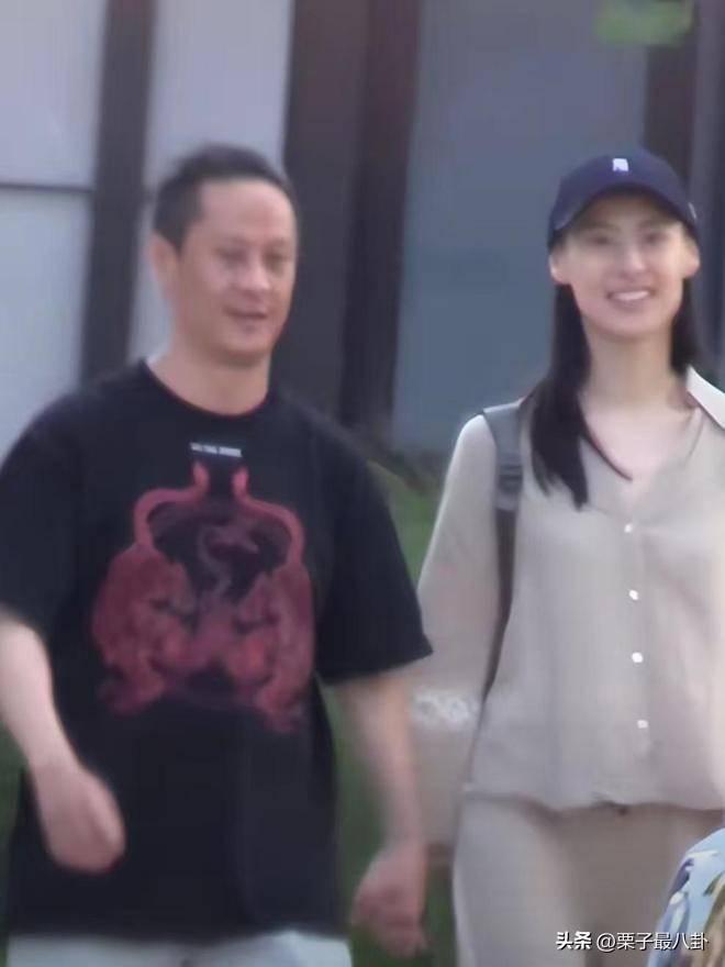 梁洛施马浴柯恋情细节_梁洛施与男友十指紧扣现身机场_梁洛施马浴柯恋情曝光