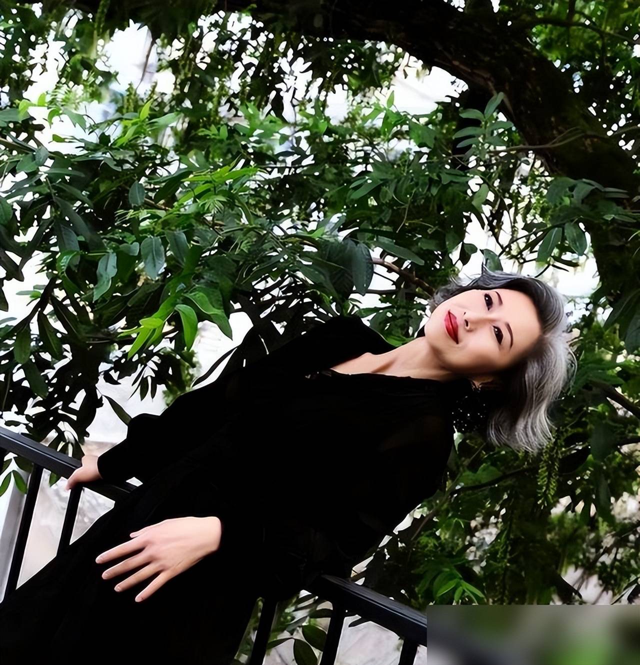 白发不染的叶倩文:优雅老去,凭什么成为顶流美人?