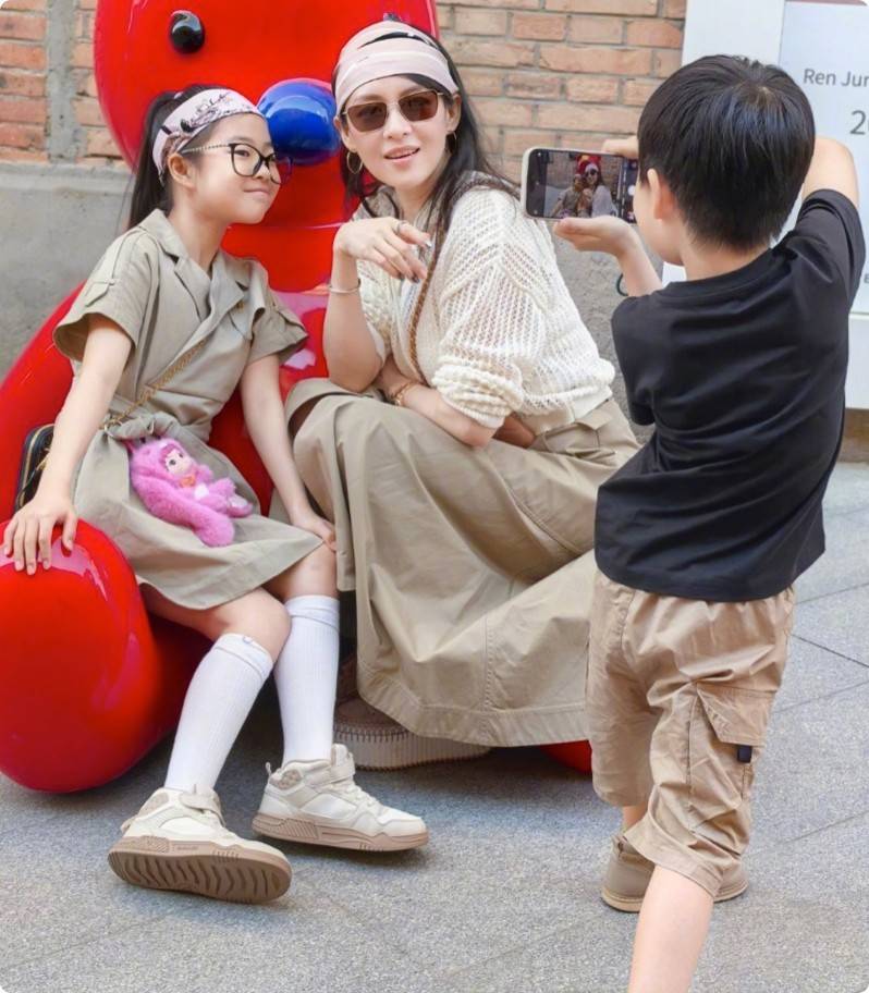 完美继承妈妈基因,章子怡女儿近照曝光,五官精致如天使