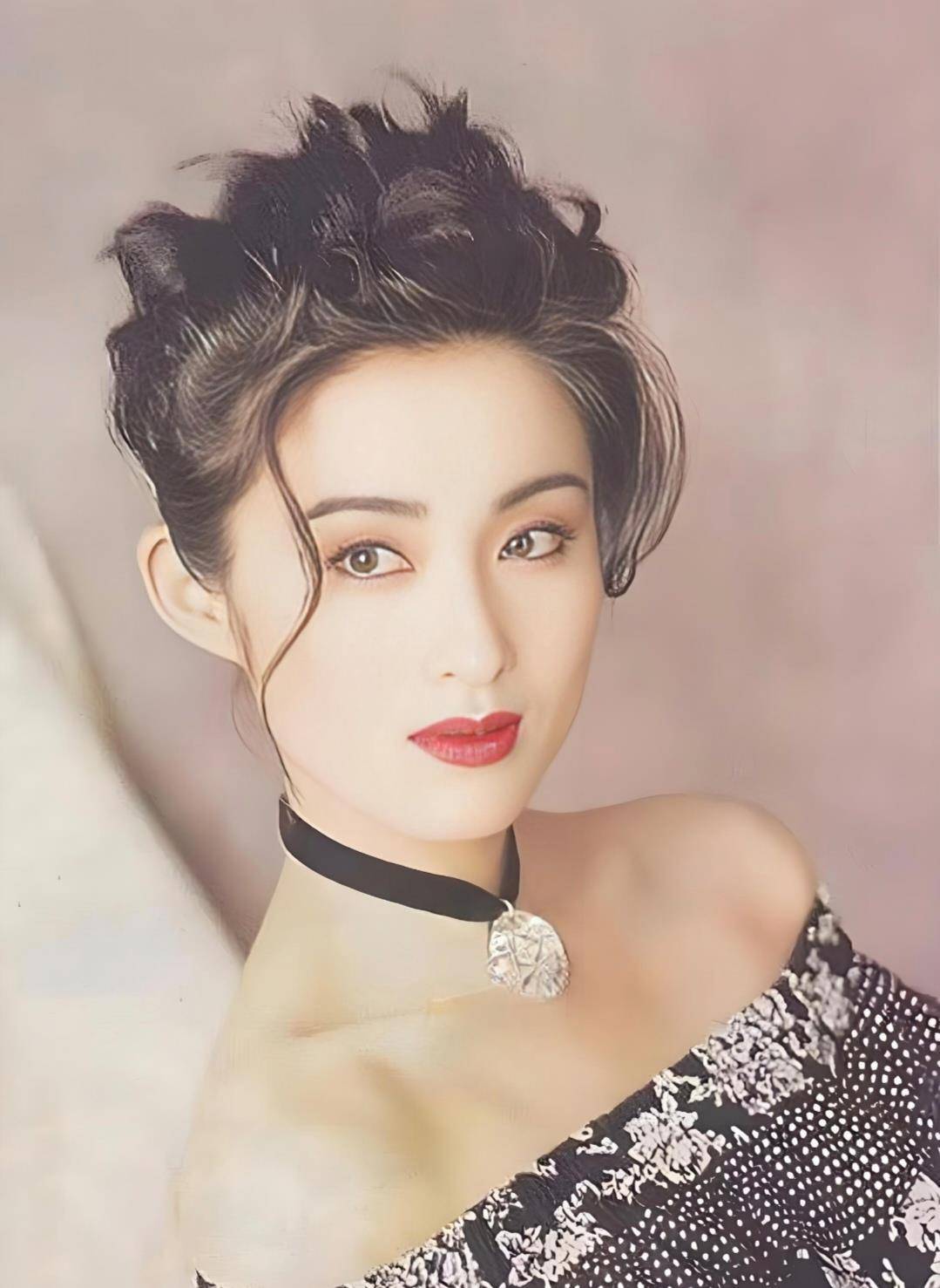 57岁张敏被发现,肌肤娇嫩身材挺拔,演过《倚天屠龙记》的赵敏