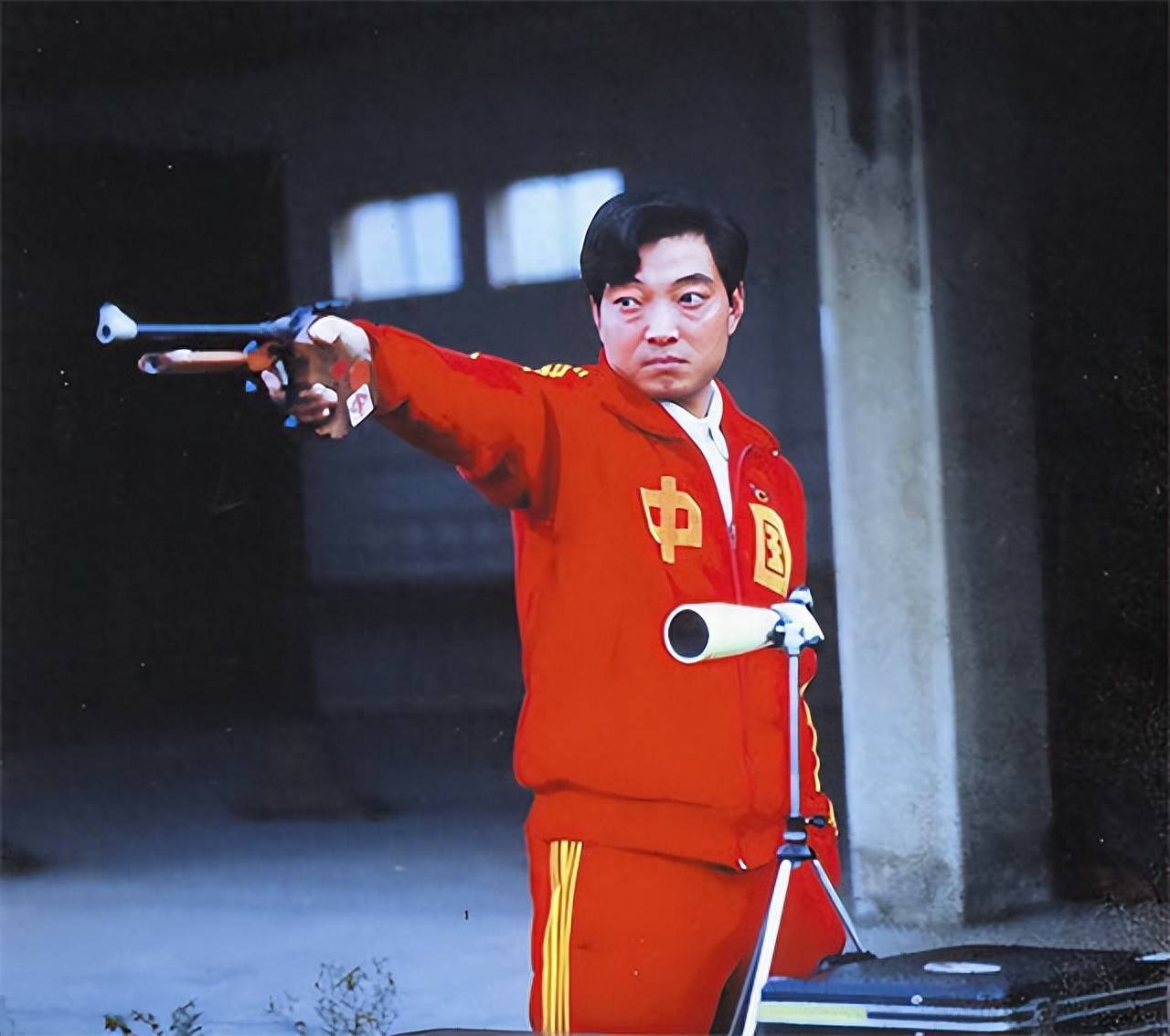 奥运首金许海峰近况,68岁尽显老态,视力严重衰退,现成客座教授