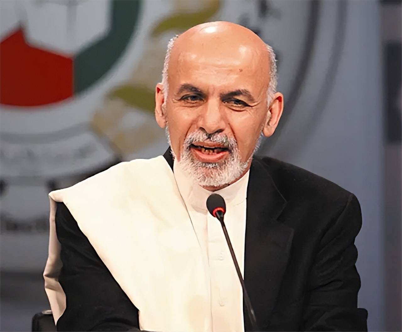 21年阿富汗现总统跑路,前总统却坚守喀布尔!卡尔扎伊,为啥不跑