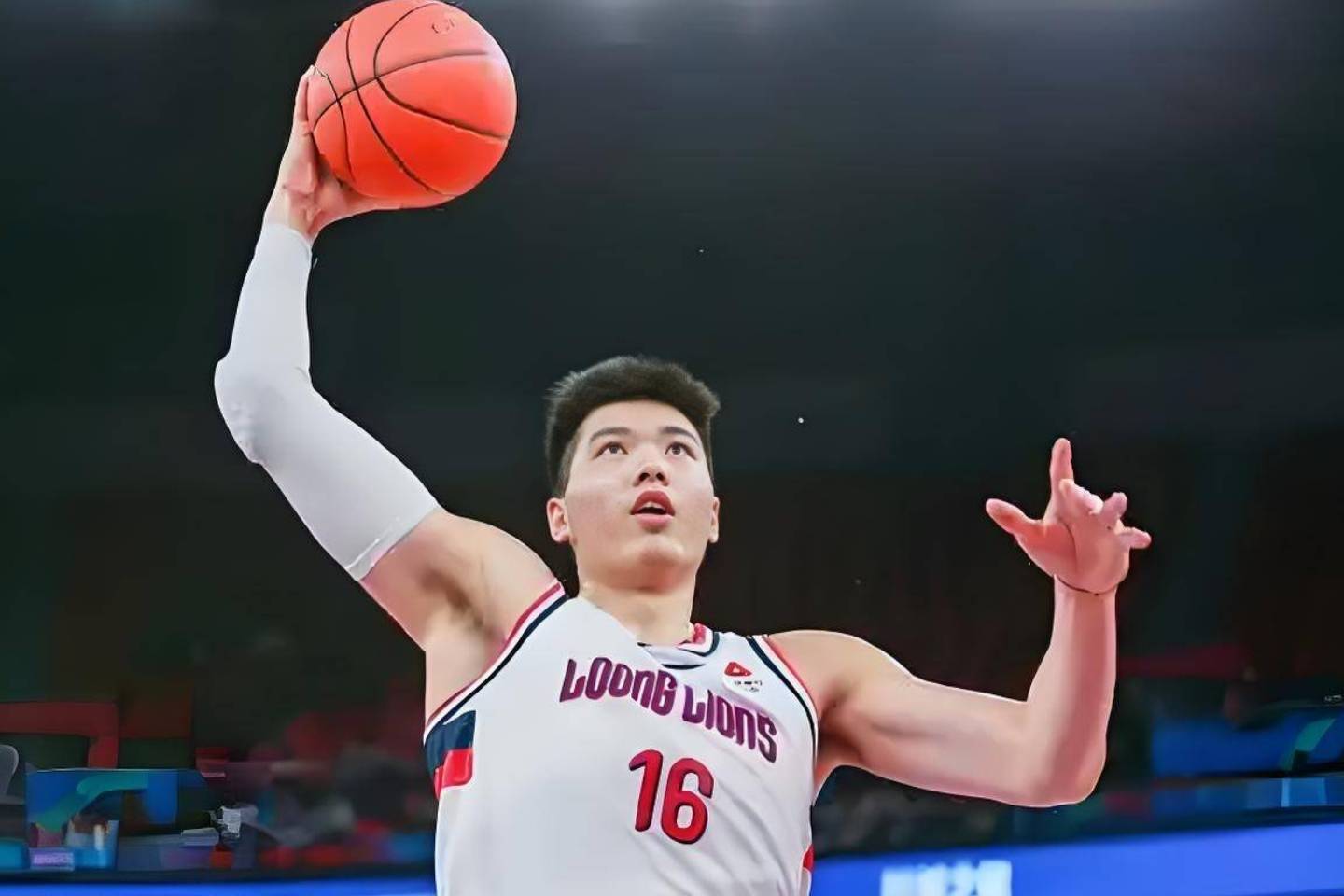 CBA土豪球队太多了!焦泊乔8位数天价加盟上海久事队!_广州队_级别_广州