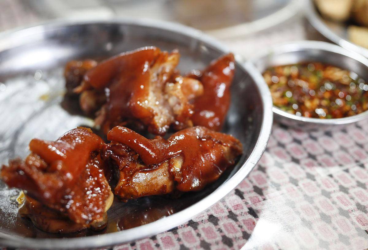 路过熟食店被卤香勾住？十年卤肉秘方，选肉