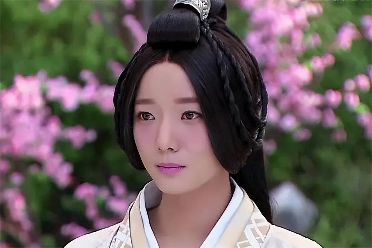 皇帝看上一名女奴隶,带到马车中将其临幸,没想到她还成了皇后
