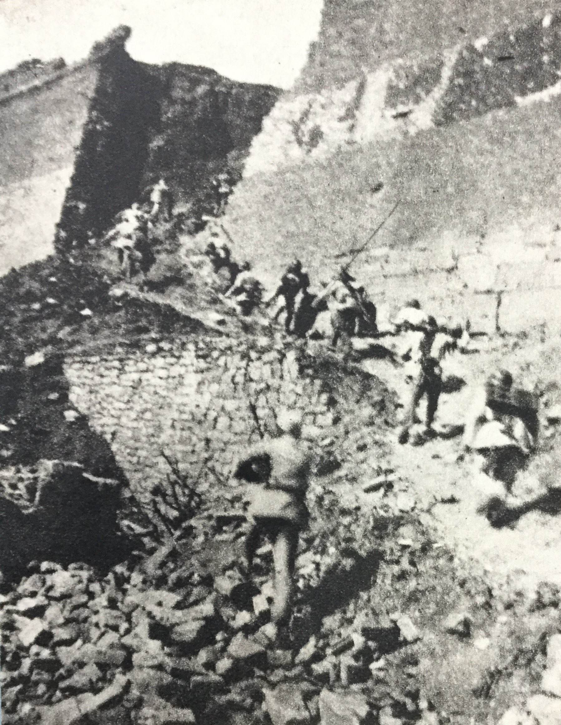 美国记者镜头霞霞的淮海战役国军:士兵看军官吃肉,女兵蹲地抽烟