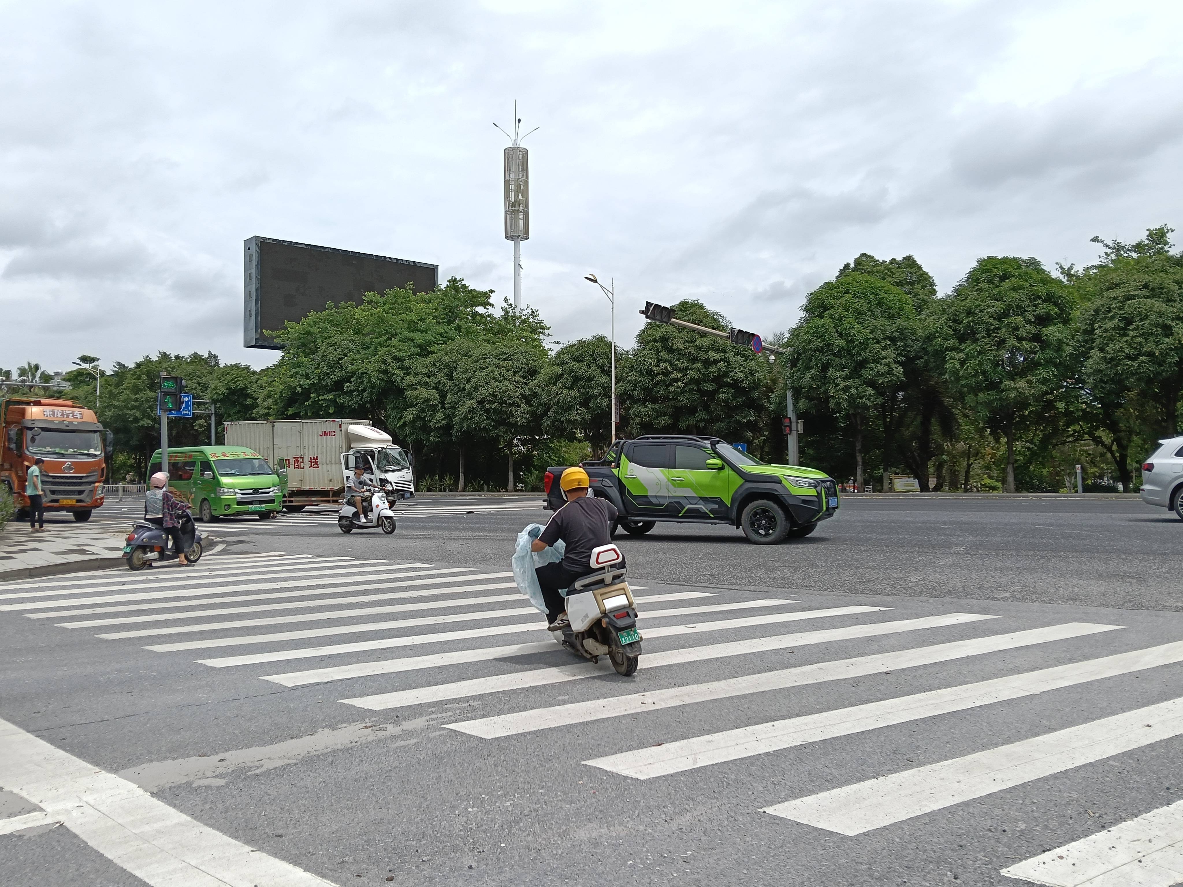 教练的法宝:过马路要一看二慢三通过