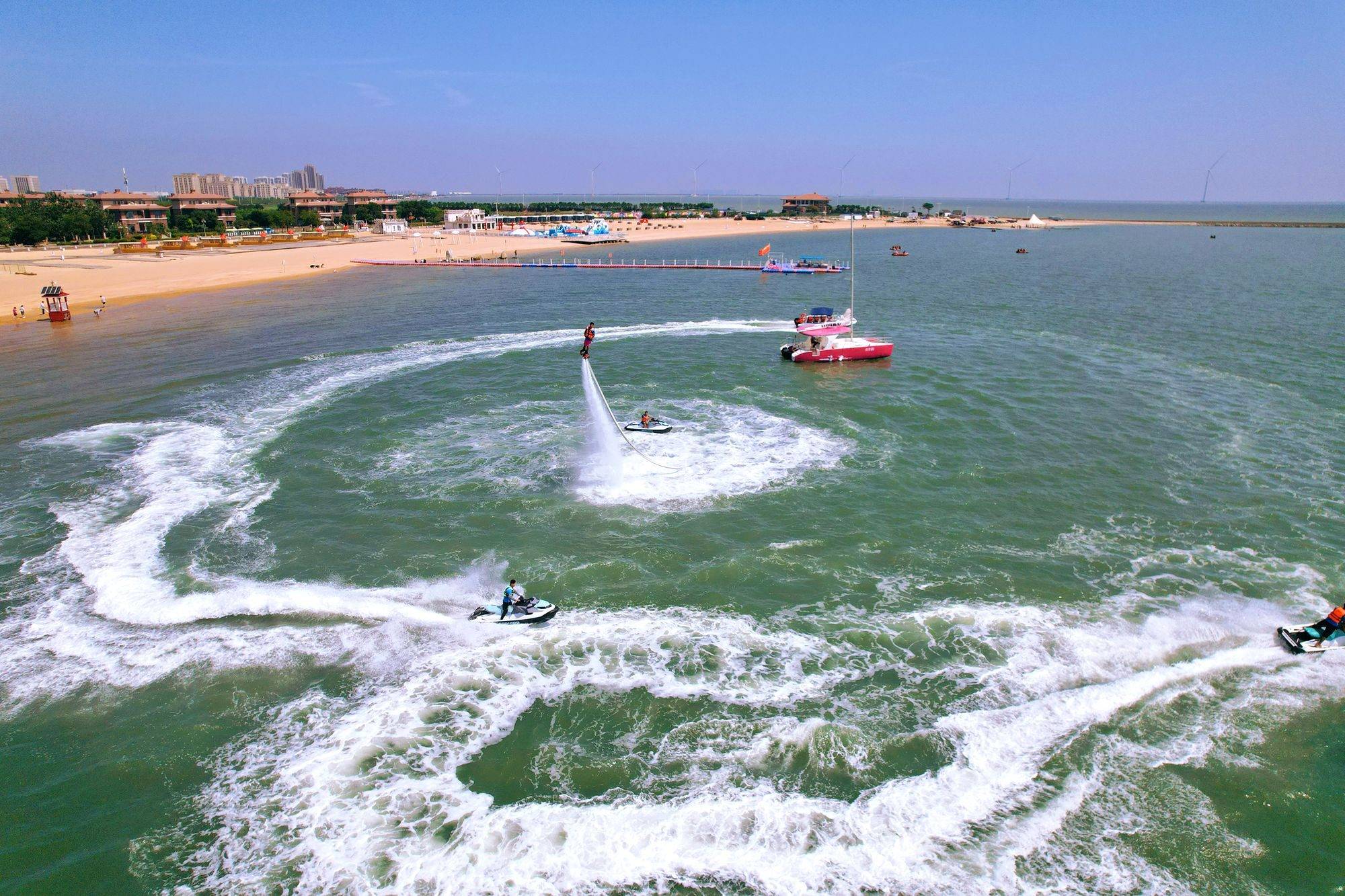 天津港东疆湾沙滩,北京自驾1.5h即可到达,是休闲度假游的好去处