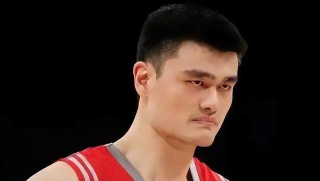 杨瀚森NBA首年薪资442万美元，超越同期姚明，青岛小伙赚翻了