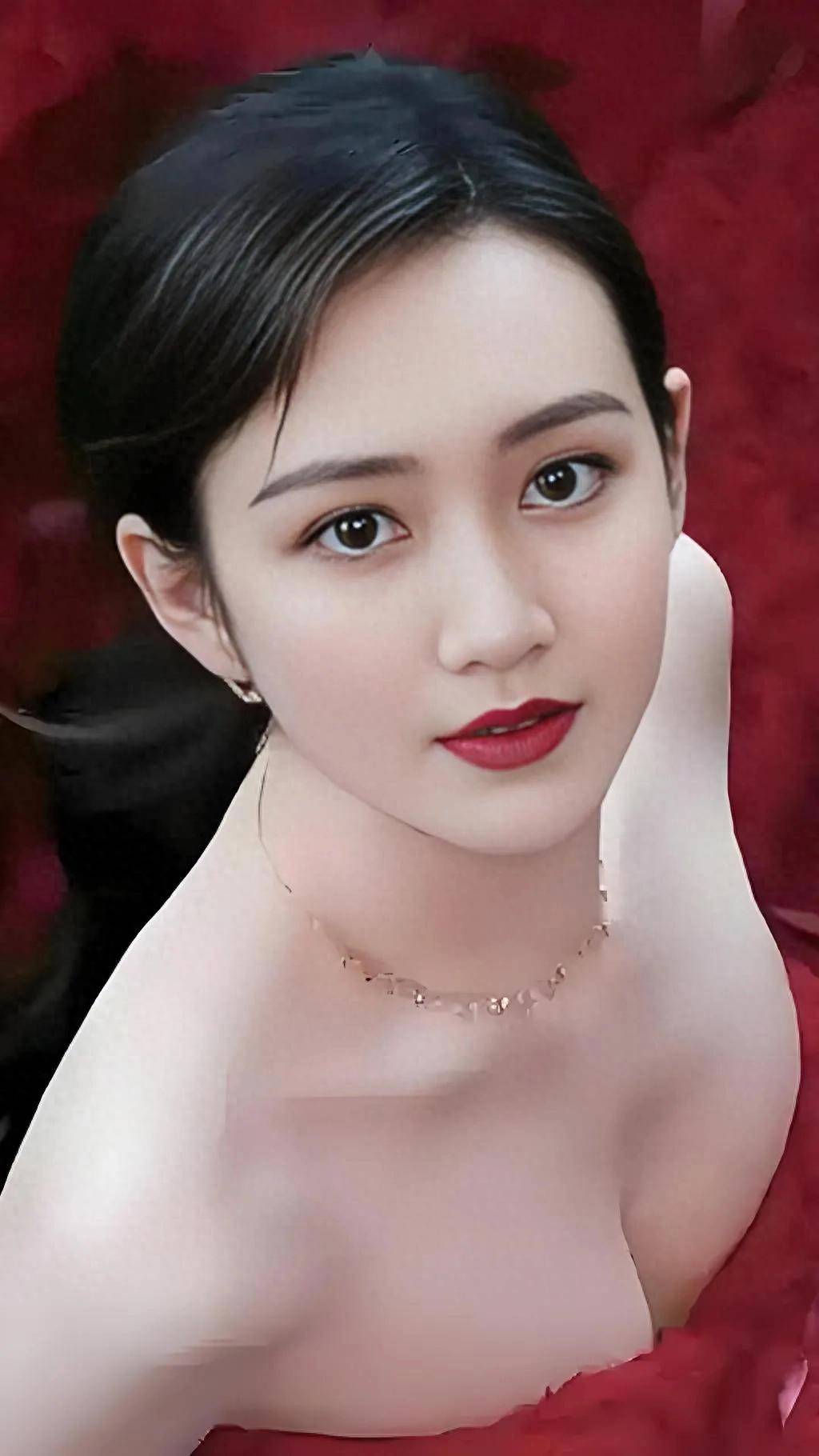 原创王鸥发布近况暗黑系眼影吸睛40岁颜值依旧少女感十足