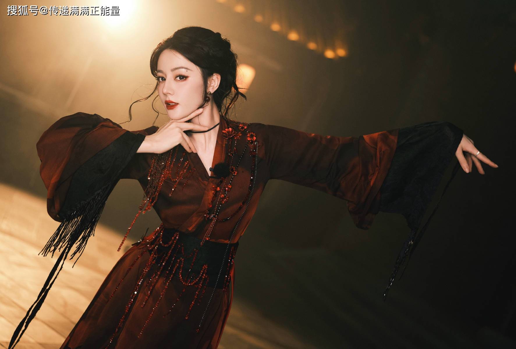 迪丽热巴红衣新娘引爆全网!中式恐怖美学成流量新密码