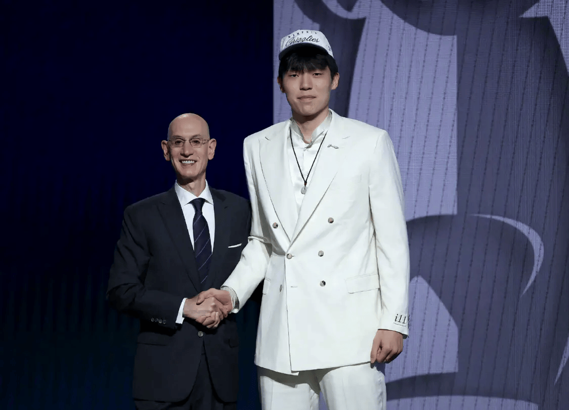 杨瀚森去NBA，青岛队怎么办？队记喊话“别光有贺信”求篮协回应
