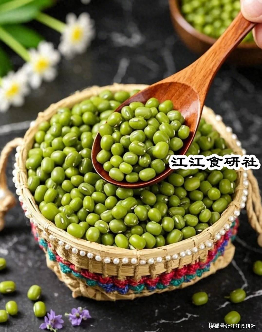 在阳光下多吃绿豆，教您如何做。它们柔软，甜且凉爽可以缓解热量，这比她比