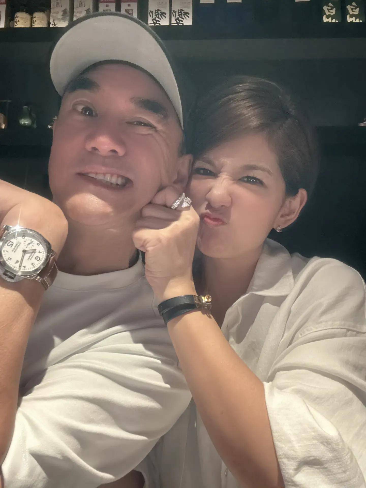 59岁吴大维和老婆约会喝酒,打扮有型不显老,夫妻俩颜值好般配