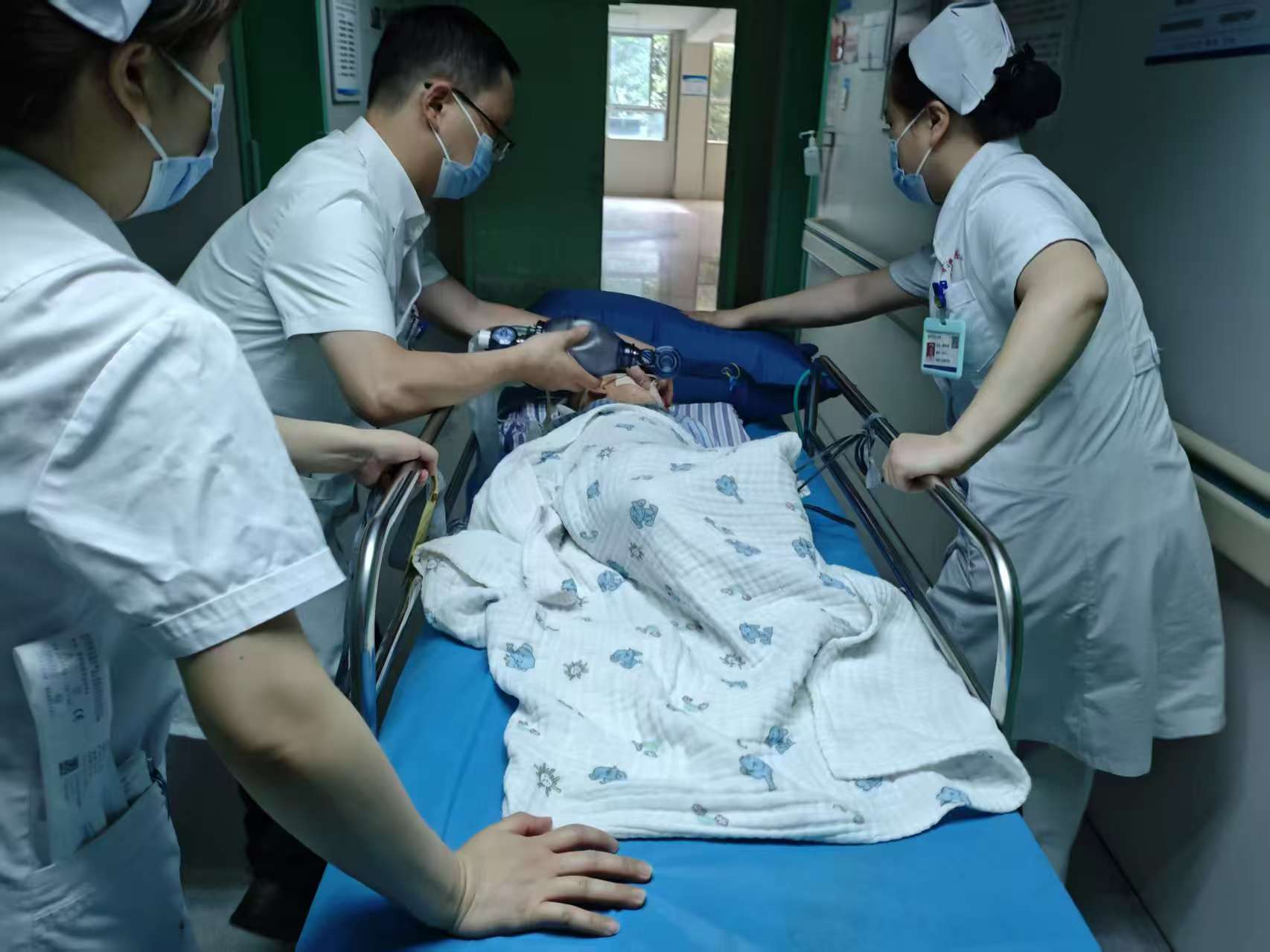 婴儿溺水生命垂危湘潭市第一医院儿科团队集结"生命接力",成功抢救