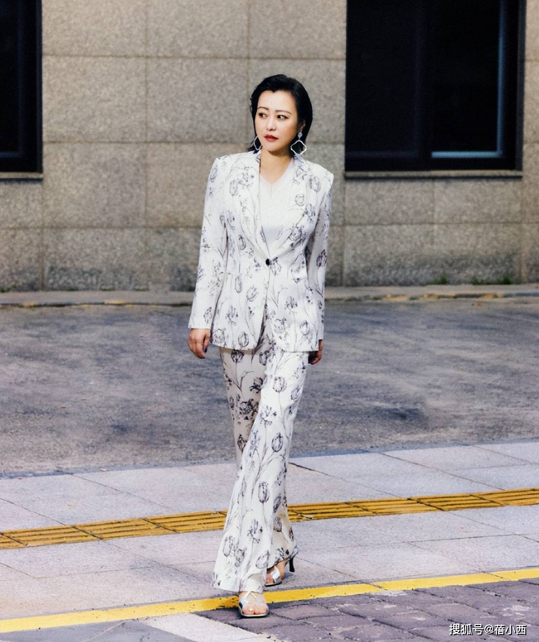 郝蕾又减肥成功新剪了齐肩发型让45岁的她美得如此惊艳高级
