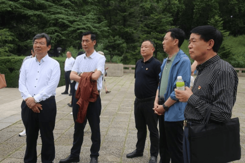 盱眙县餐饮业商会党支部赴南京雨花台开展党建活动(图1)