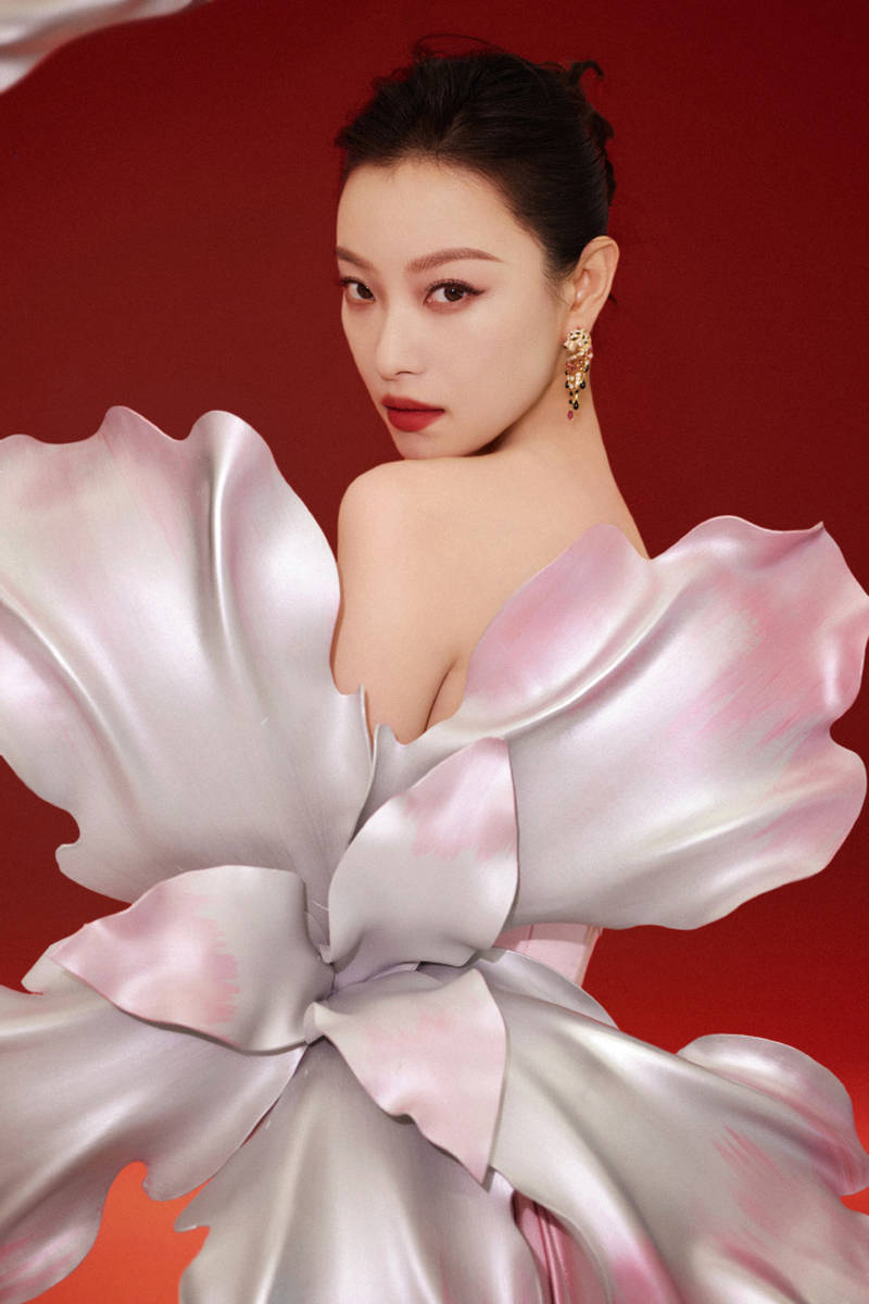 倪妮粉缎抹胸裙惊艳亮相!巨型花朵环绕浪漫爆表,艺术感穿搭教学
