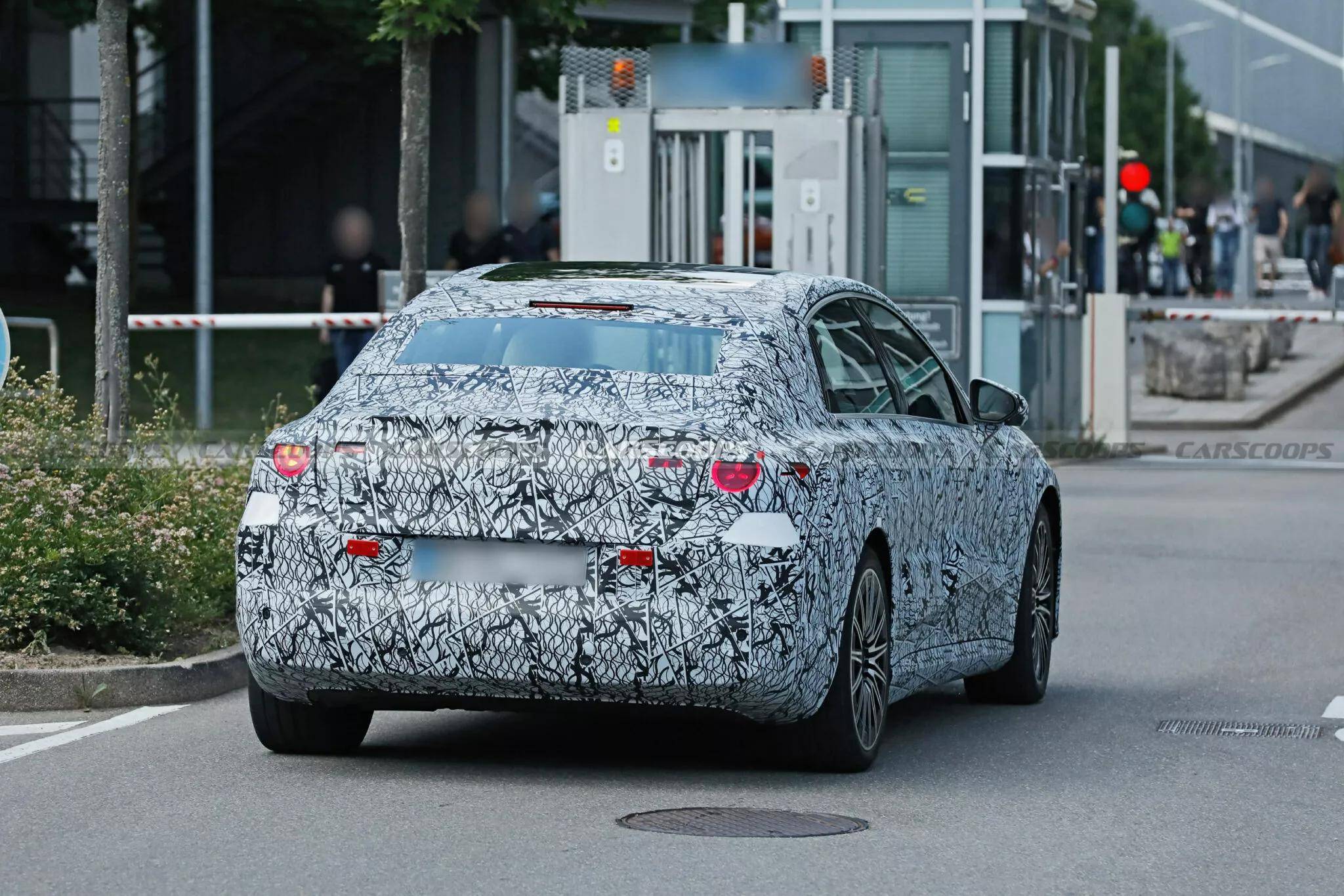 全新奔驰C级纯电版谍照曝光：三屏内饰+800V快充，Model 3迎来劲敌