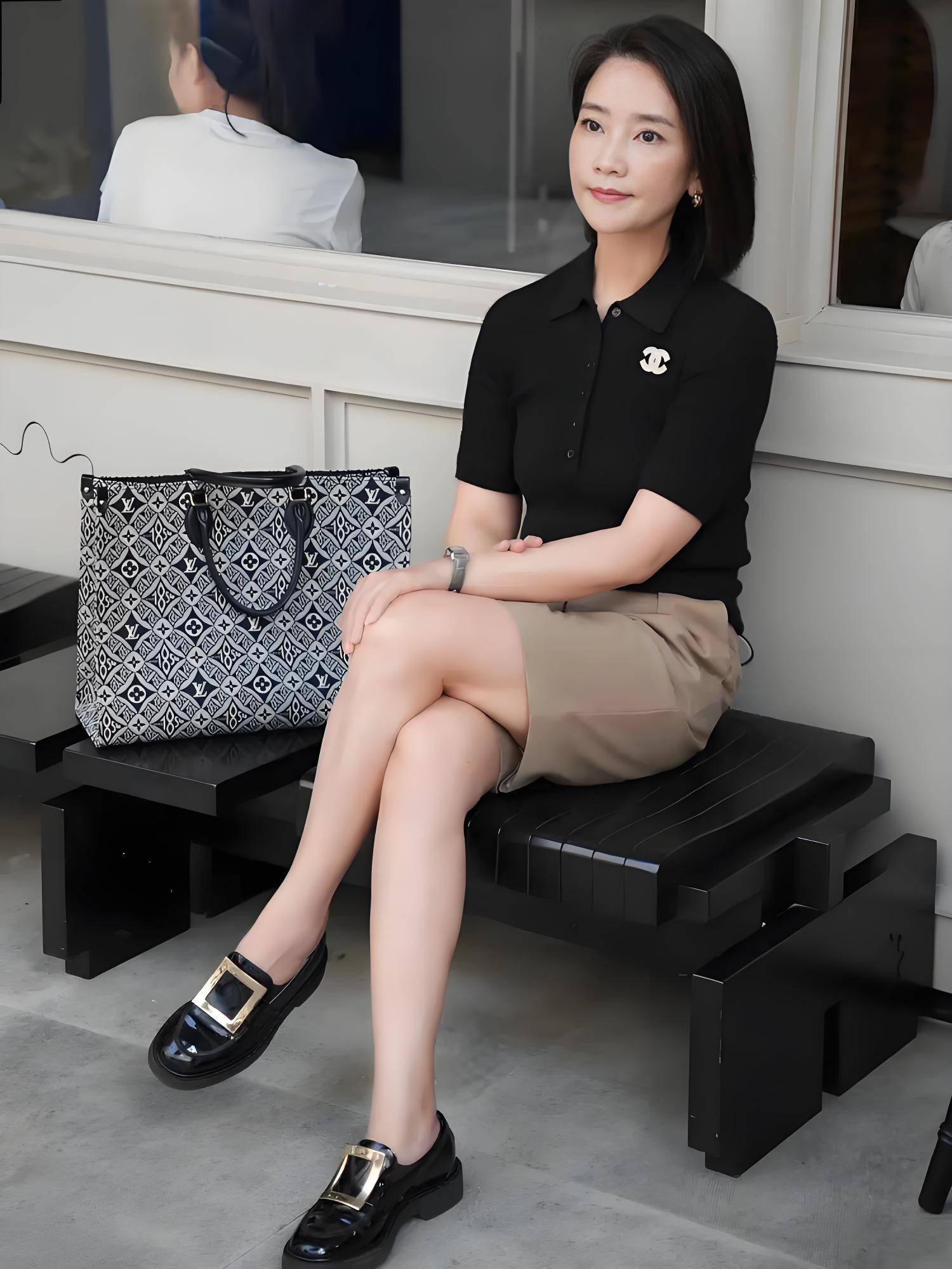 中年女人50岁后,为什么少穿t恤?多穿polo衫更合适,看看这图就明白