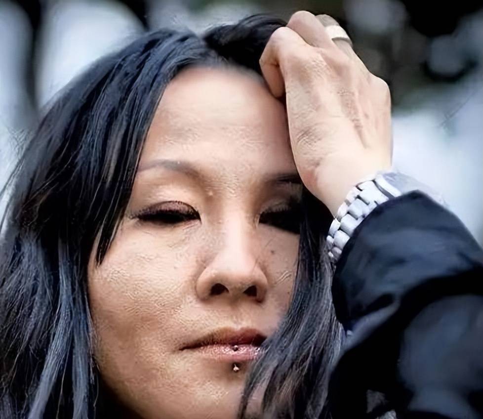 "摇滚天后"罗琦:18岁被京圈老炮砸瞎左眼,一辈子活在阴影之中