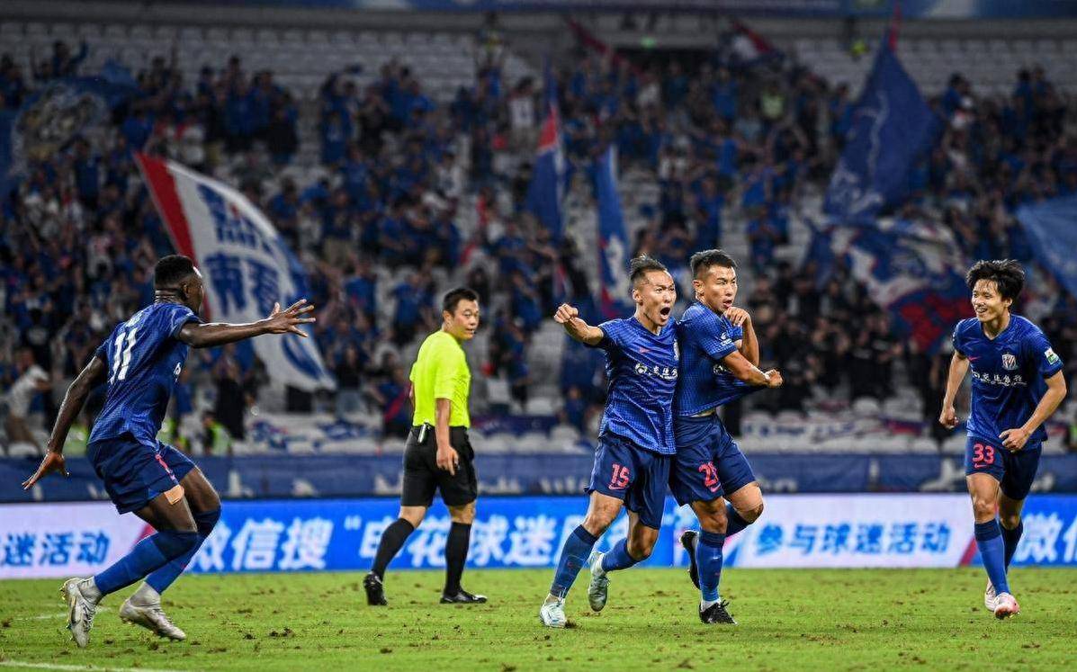 中国足球顶级联赛常青树：那些出场超过600场的传奇球队