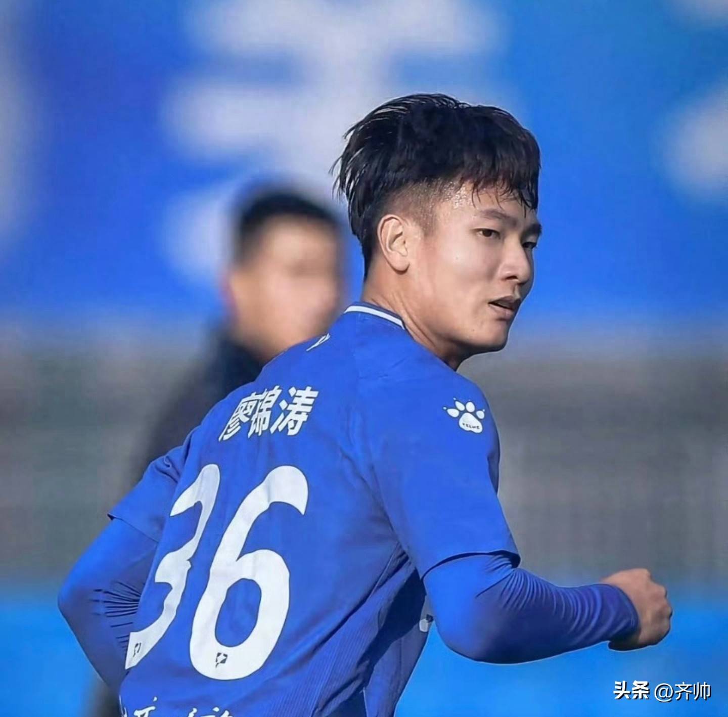 王钰栋与廖锦涛击掌，国足大连备战东亚杯，00后新人挑大梁