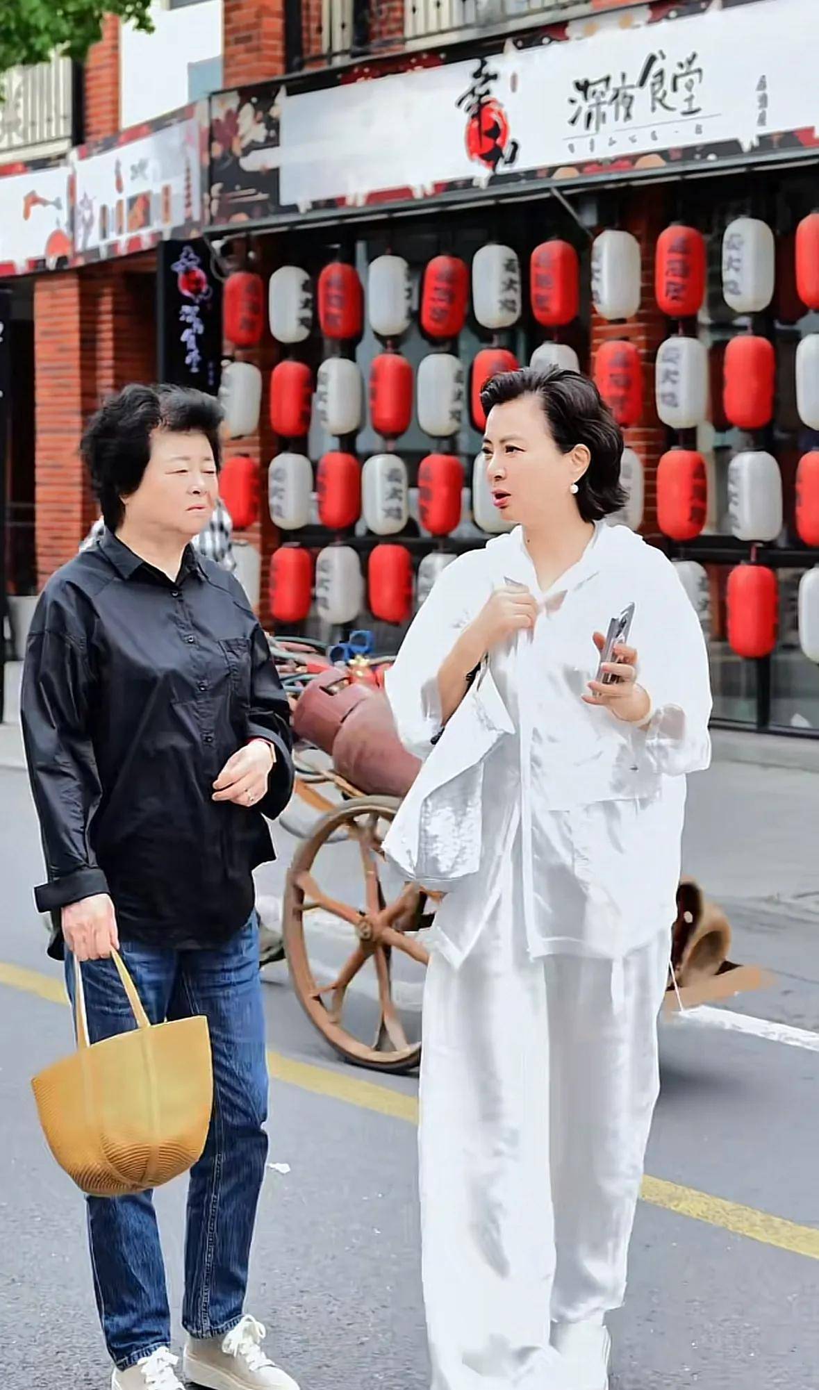 李玲玉带87岁老妈逛街老妈走路带风母女同框像姐妹