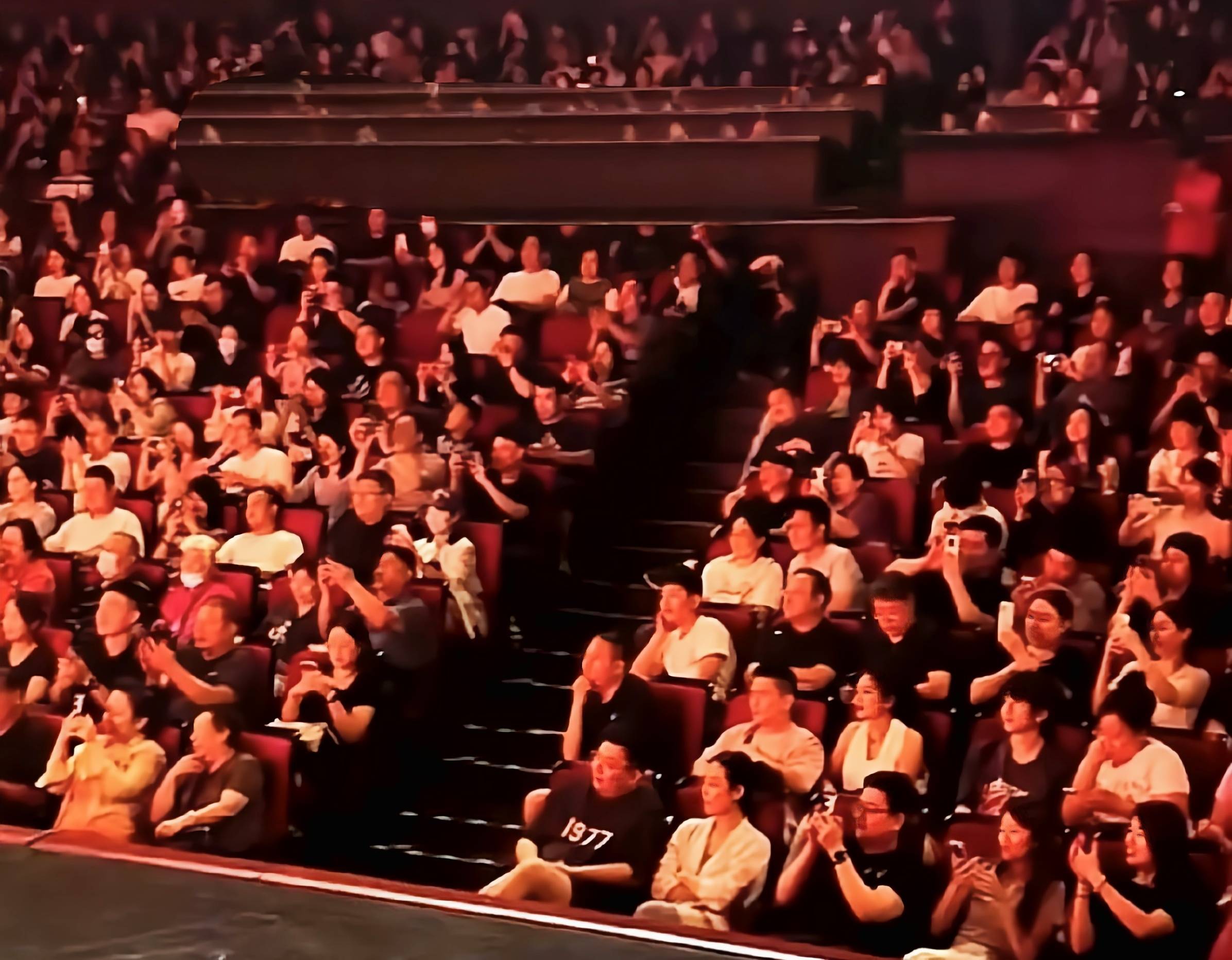 潘云侠终于放飞自我,他在相声舞台上尽情演出,现场观众都在配合,甚至