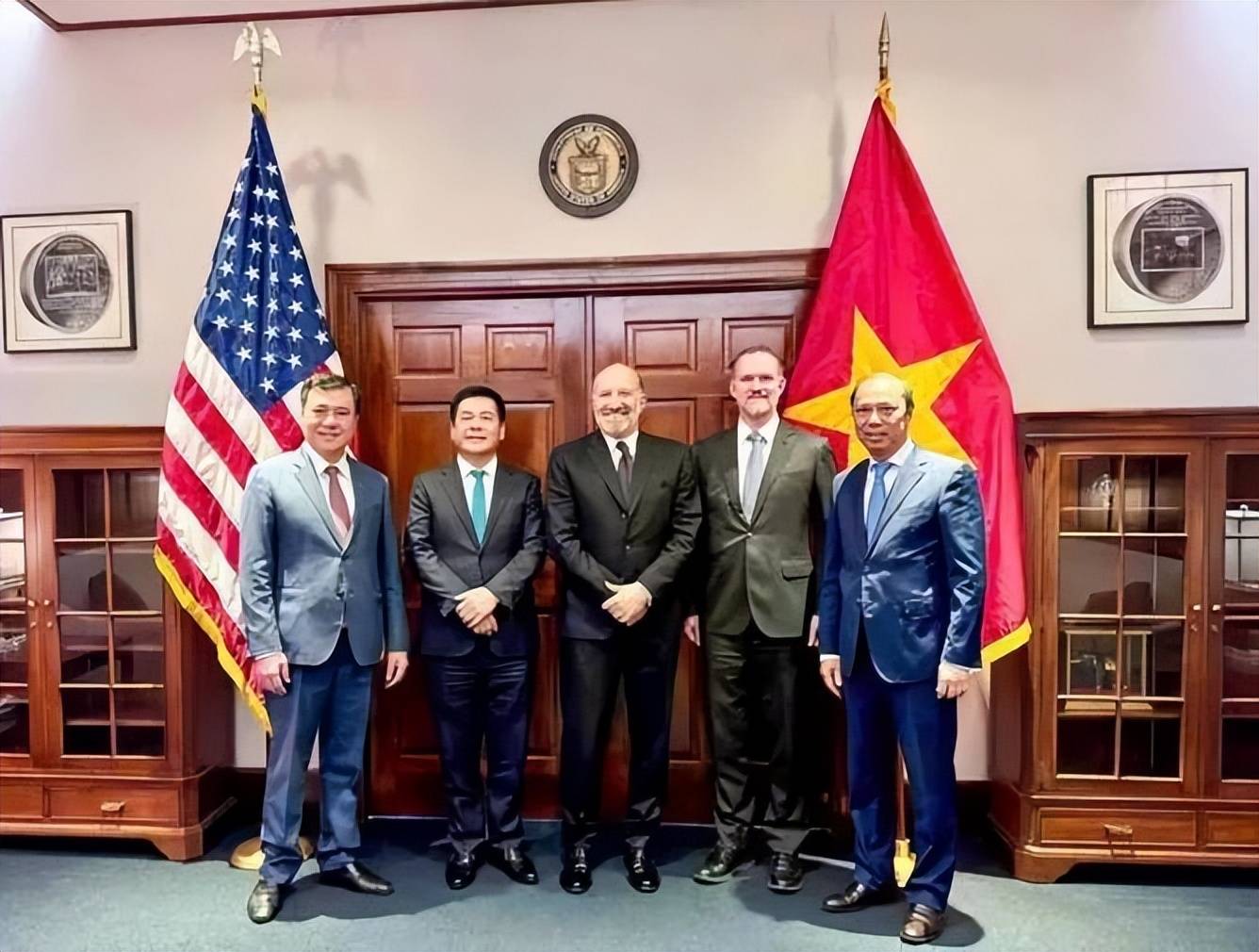 越南第一个被特朗普祭旗！关税谈判惨败，还好中国留了一手_搜狐网