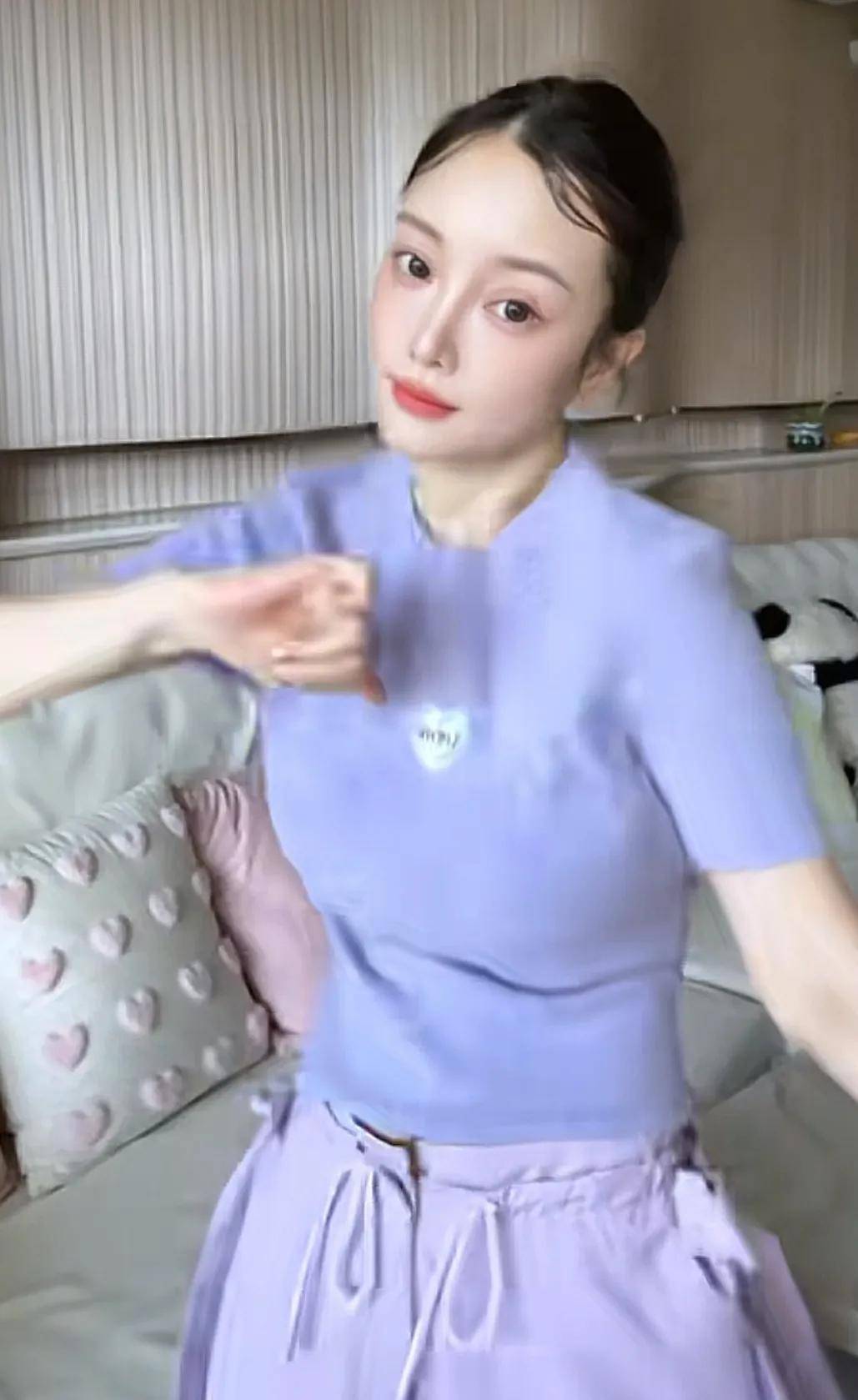 43岁李小璐嫩得像18少女,还是爱跳舞,为错买单不知道是否后悔