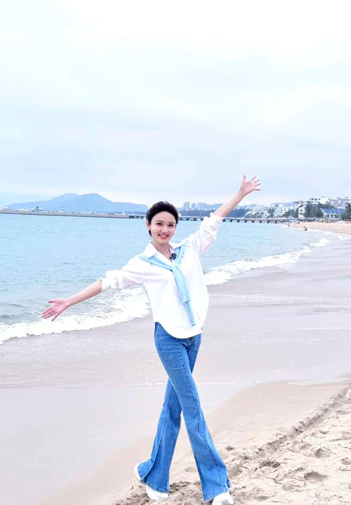谁说女主持都要浓妆?央视主持龙洋三亚素颜超美,尤其是那酒窝