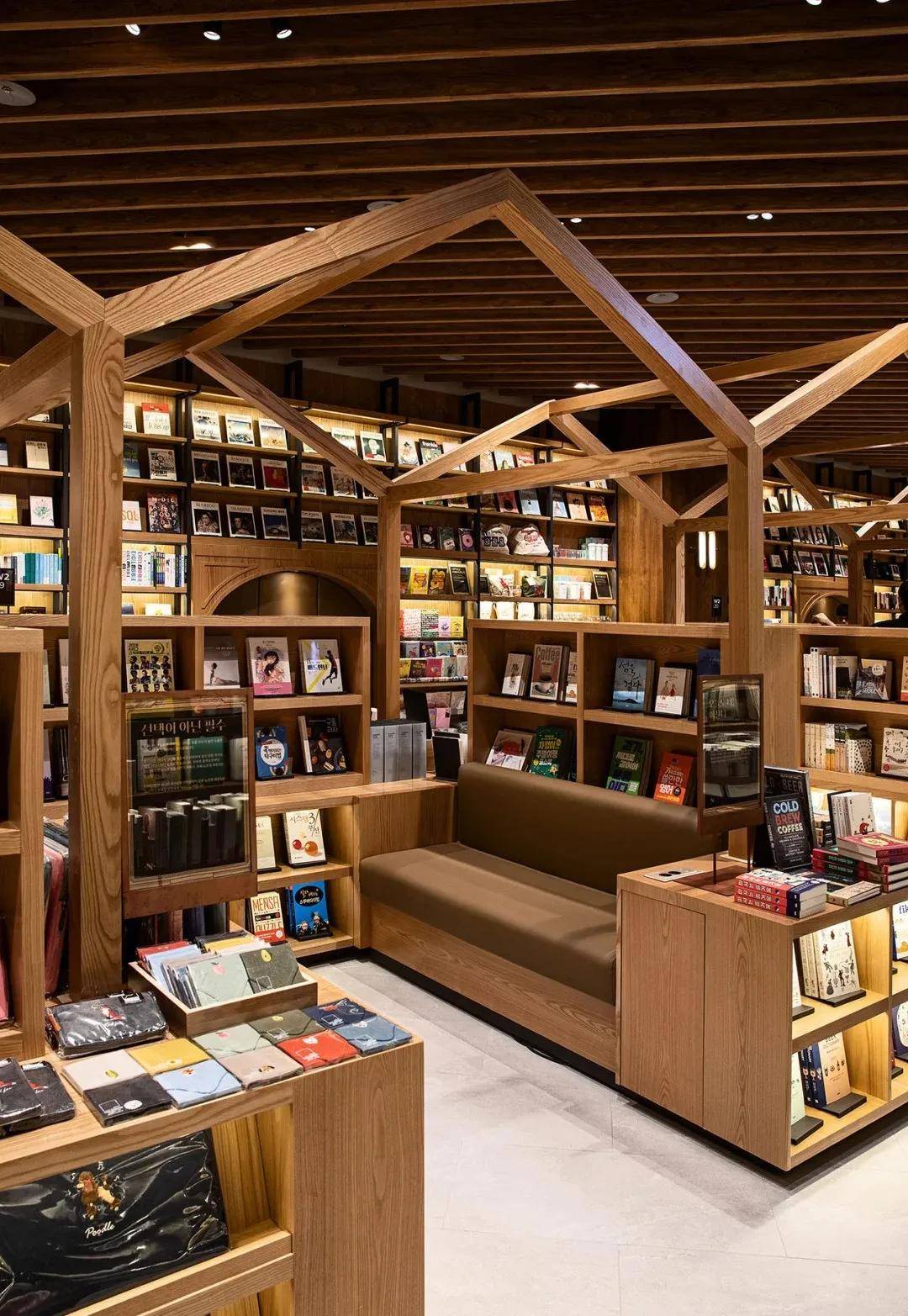 比如:茑屋书店:书籍 咖啡 文创 展览,打造"全天候文化空间"