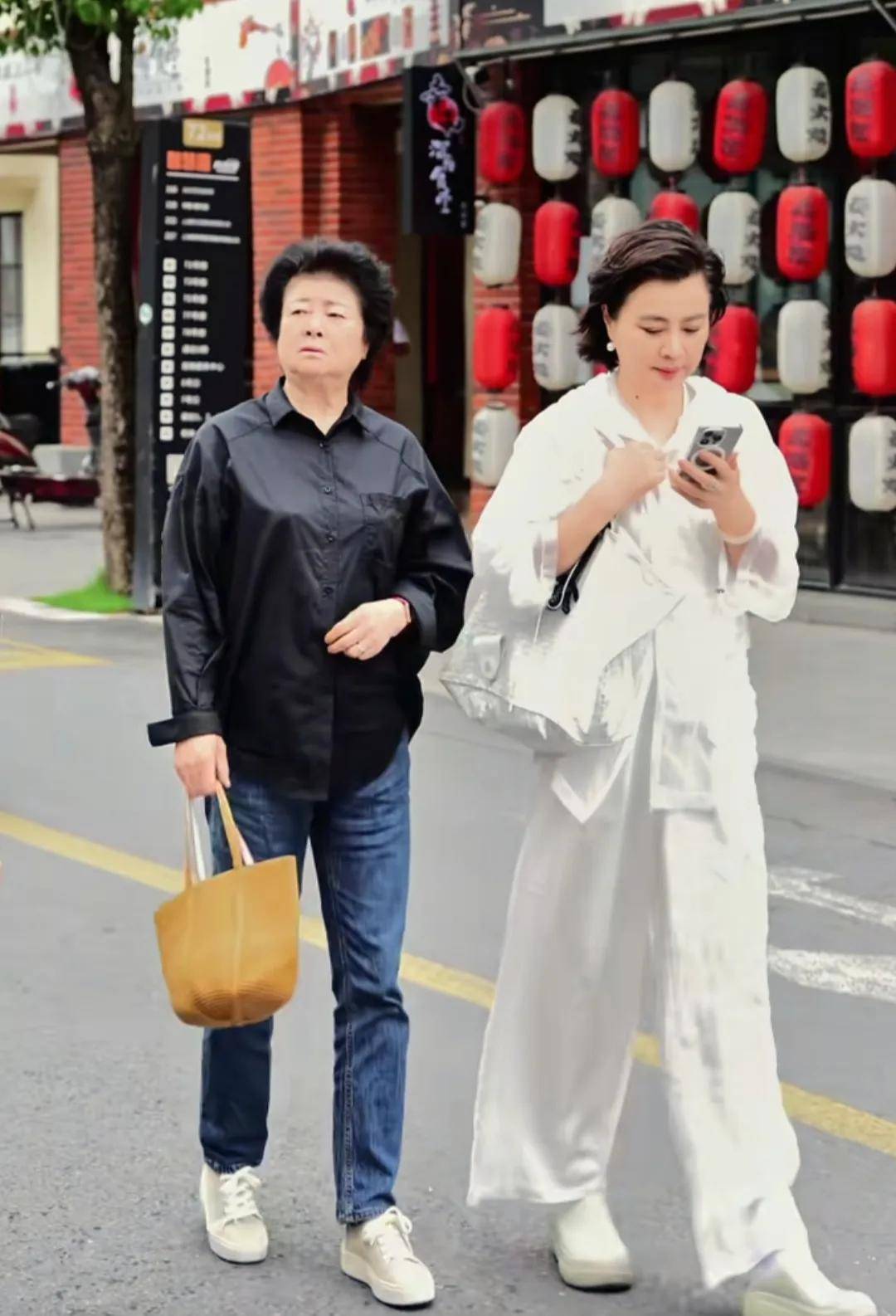 原创62岁李玲玉和好友一起逛街87岁母亲罕见亮相母女俩气质很像