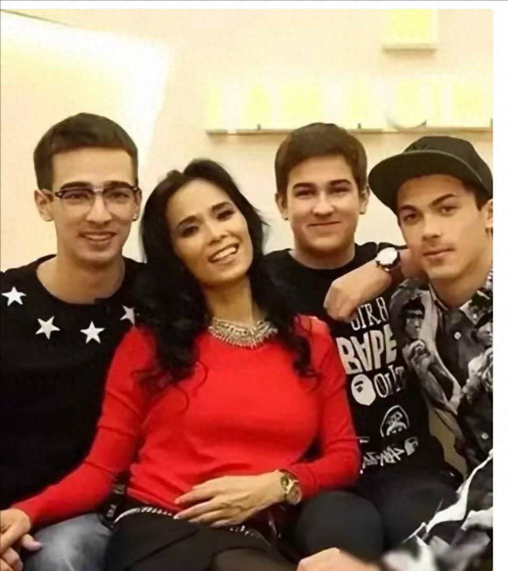 消失10年后,韦唯现状曝出,三个儿子成了霸总,她的颜值回归30岁