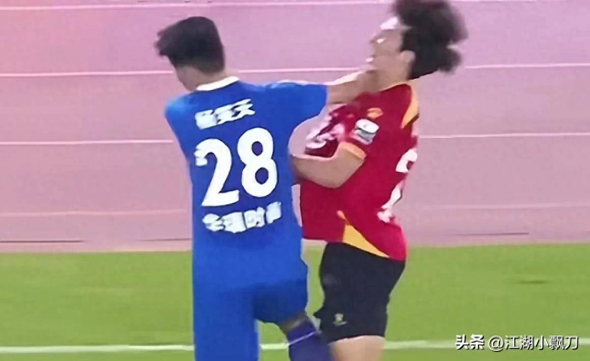 南京队杨笑天犯规事件引发热议：苏超联赛如何维护体育精神？